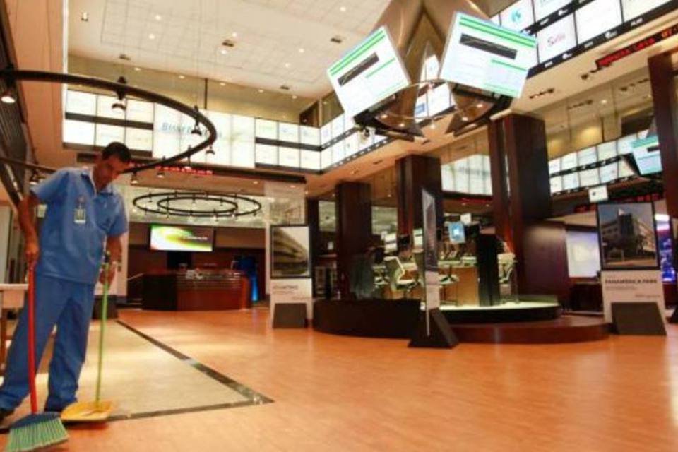 Bovespa segue exterior e ensaia recuperação