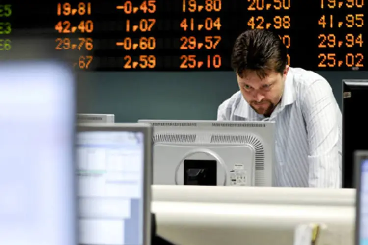 
	Trader trabalha na Bovespa: &agrave;s 10h10, o Ibovespa subia 0,93%, aos 54.295,73 pontos
 (Paulo Fridman/Bloomberg News)