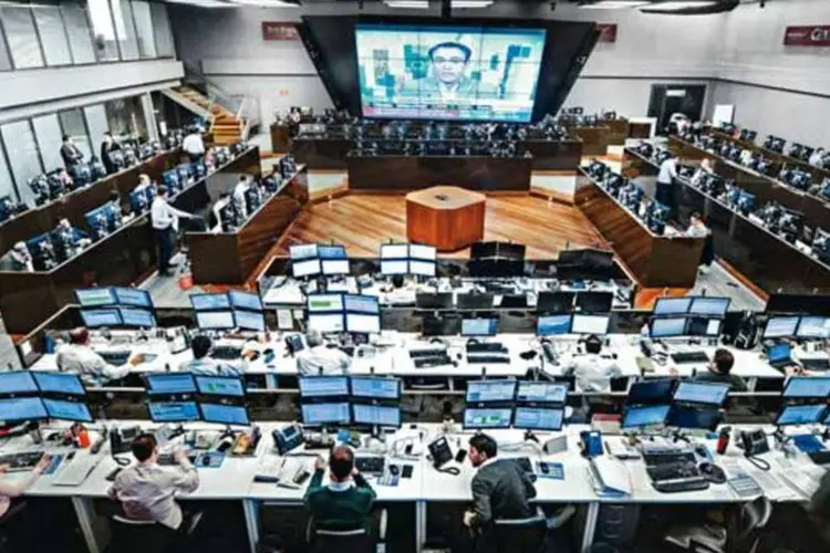 
	Operadores na Bovespa: &agrave;s 13h43, o Ibovespa ca&iacute;a 1,28 por cento, a 48.810 pontos. O giro financeiro do preg&atilde;o era de 2,4 bilh&otilde;es de reais
 (Germano Lüders/EXAME.com)