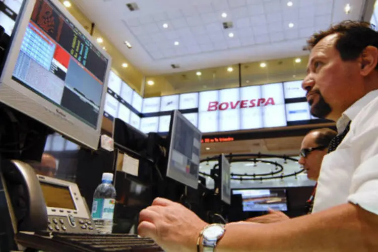 
	Bovespa: na sess&atilde;o anterior, o Ibovespa cravou sua quinta alta consecutiva, acumulando avan&ccedil;o de 4,91% em agosto em meio a not&iacute;cias positivas do cen&aacute;rio externo
 (Paulo Fridman/Bloomberg News)