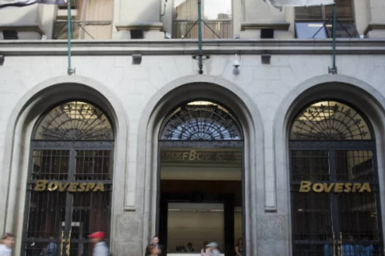 
	Bovespa: &agrave;s 10h20, o &Iacute;ndice Bovespa (Ibovespa) ca&iacute;a 0,54%, aos 47.164 pontos, na m&iacute;nima do dia
 (Marcos Issa/Bloomberg)