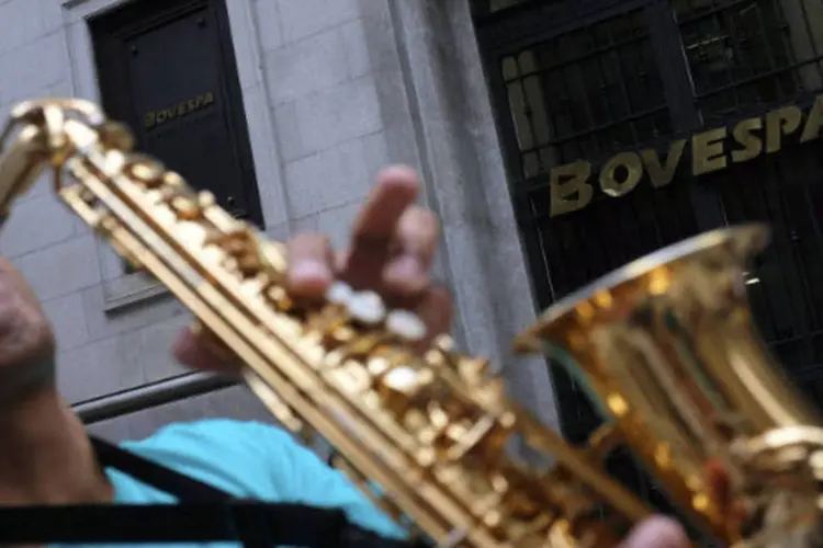 
	Homem toca sax em frente &agrave; sede da Bovespa, em S&atilde;o Paulo
 (REUTERS/Nacho Doce)