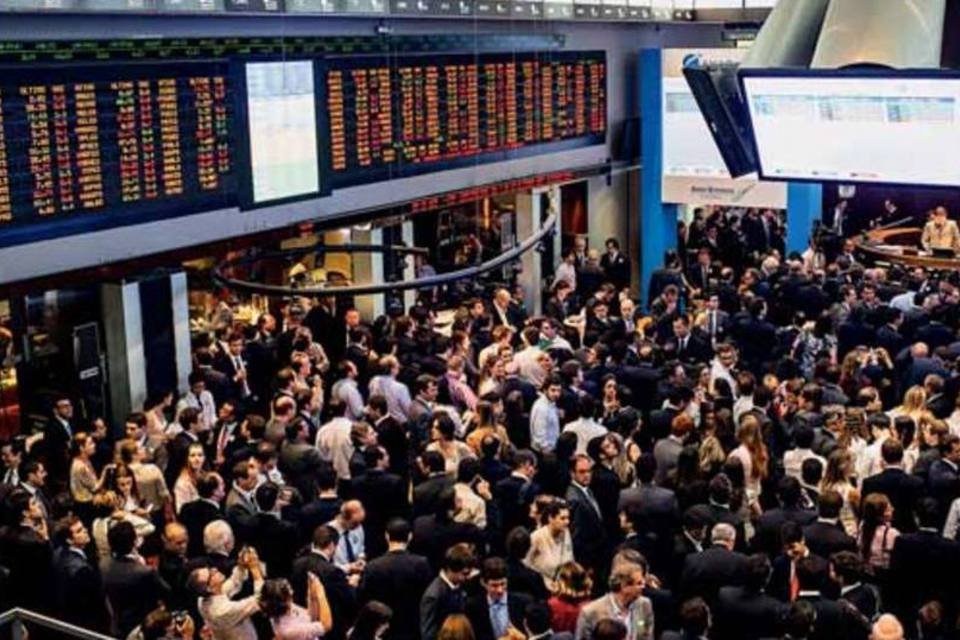 Bovespa sobe 2,4% e fecha no maior patamar em dois anos