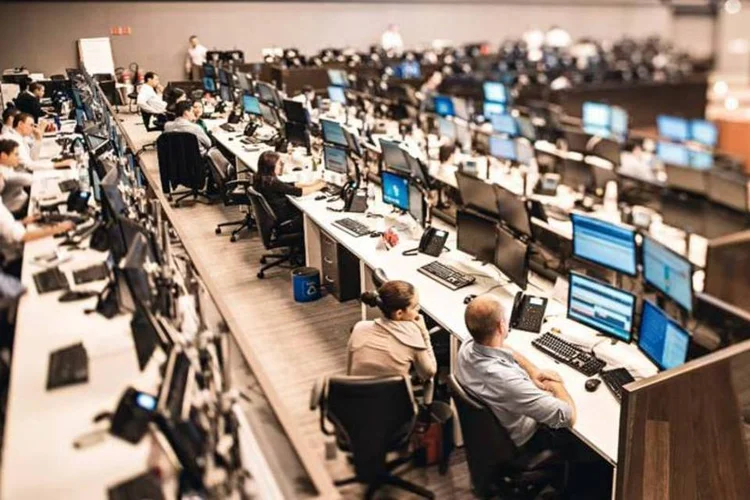 Operadores na Bovespa: os estrangeiros compram; os brasileiros vendem (Germano Lüders/EXAME)
