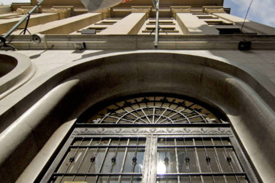 Queda do IBC-Br surpreende, mas juros reagem com tímidez