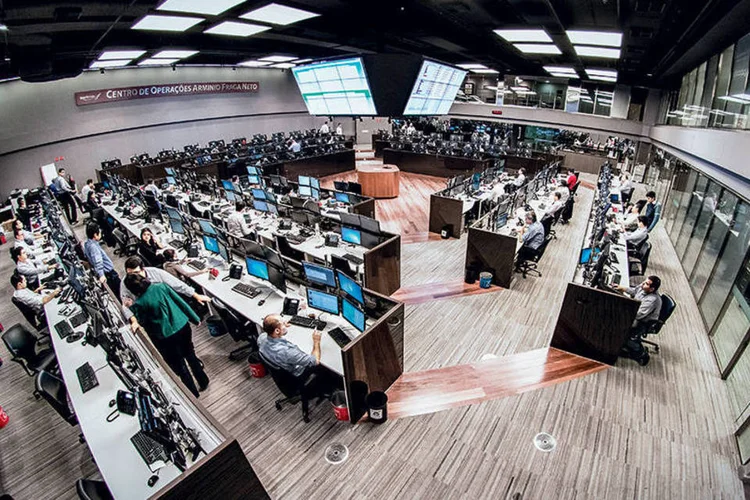 Operadores na Bovespa: hora de ser menos conservador e comprar ações, segundo especialistas (Germano Luders/Exame)