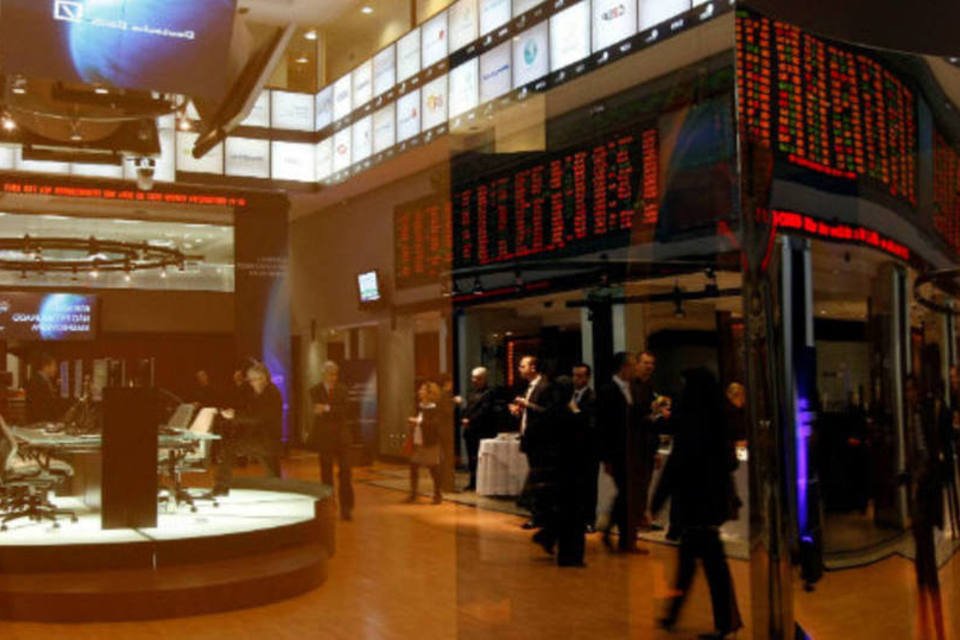 Ibovespa recua, mas mantém os 54 mil pontos