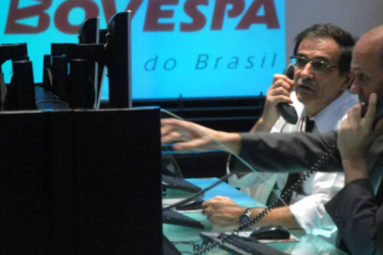 
	Operadores da Bovespa: giro financeiro do preg&atilde;o foi de 5,9 bilh&otilde;es de reais
 (Fábio Rodrigues Pozzebom/ABr)