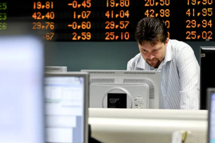 
	Trader trabalha na Bovespa: o &iacute;ndice da Bolsa de S&atilde;o Paulo operava em queda de 1,27%, aos 52.360 pontos por volta da 10h40.
 (Paulo Fridman/Bloomberg News)