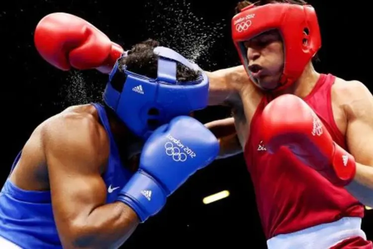 
	Yamaguchi Falcao Florentino do Brasil (&agrave; esquerda) luta boxe com Sumit Sangwan da &Iacute;ndia (&agrave; direita) nas Olimp&iacute;adas
 (Scott Heavey/Getty Images)