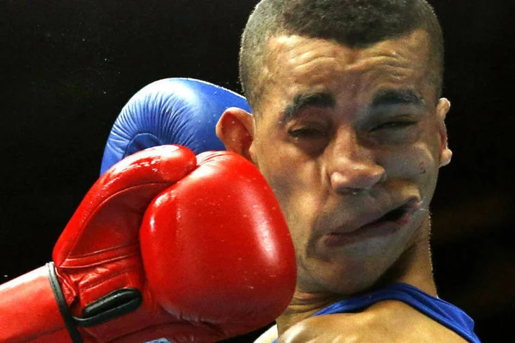 
	Denis Okoth, do Qu&ecirc;nia, soca o ingl&ecirc;s Samuel Maxwell em luta de boxe: Bolsa leva pancada e nem a&ccedil;&otilde;es defensivas escapam
 (Jim Young/Reuters)