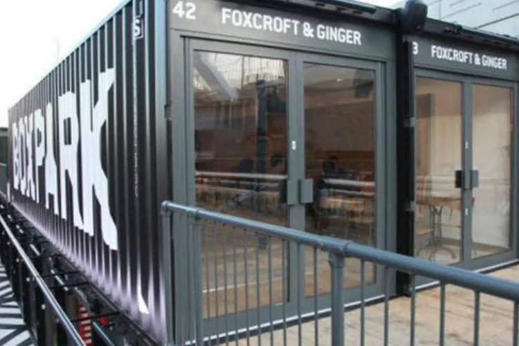 A maneira encontrada para democratizar a divisão do espaço e a comercialização no Boxpark foi a padronização na divulgação das marcas (Divulgação)