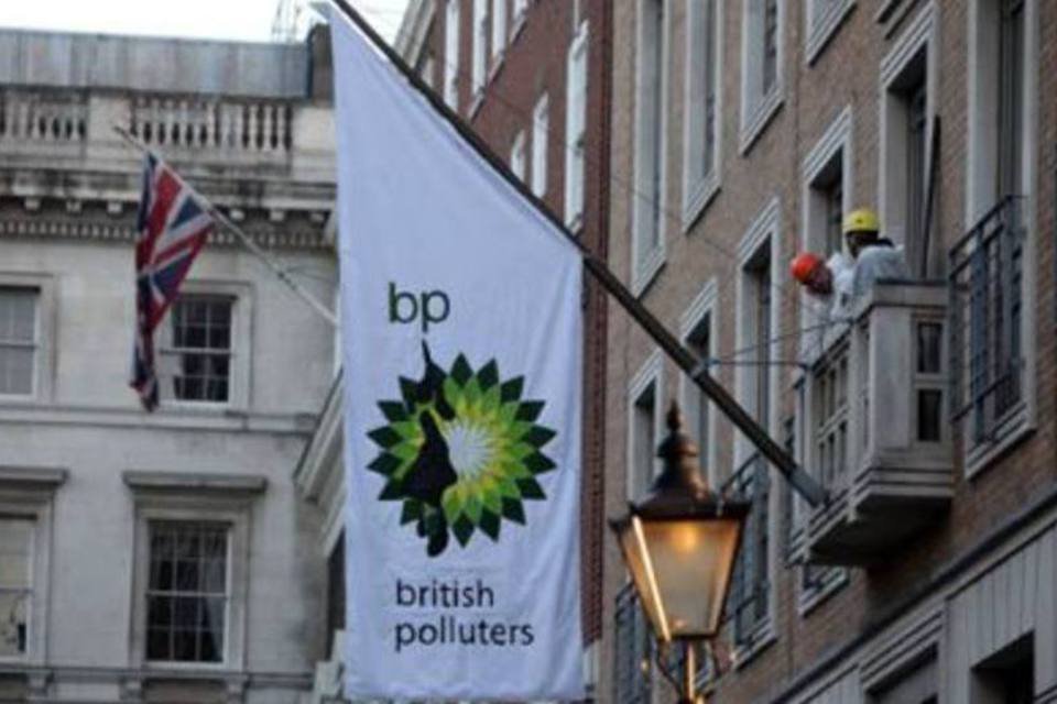 Ecologistas escalam prédio da BP em Londres para protestar