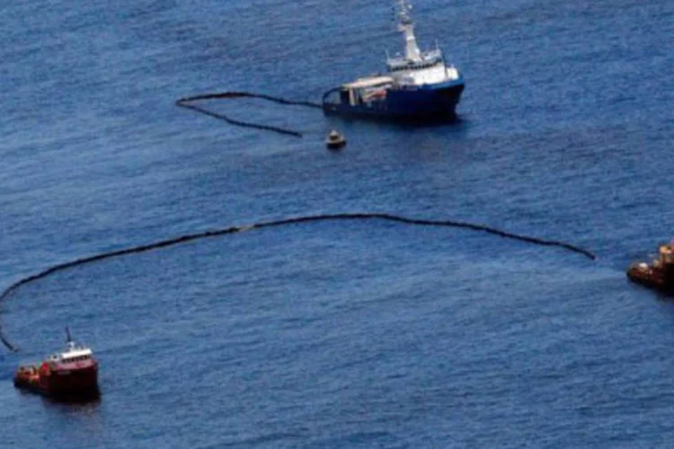 Barcos tentam conter petróleo derramado após explosão e naufrágio da plataforma Deeptwater Horizon, no Golfo do México (.)
