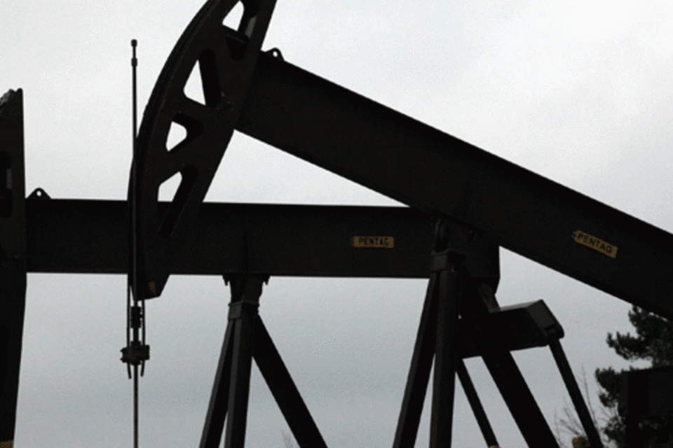 Petróleo sustenta queda com indicadores fracos dos EUA