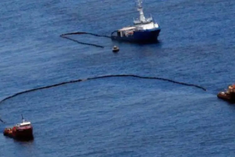 Barcos trabalham na contenção do óleo que vazou após o acidente com plataforma da BP (AFP/Chris Graythen)