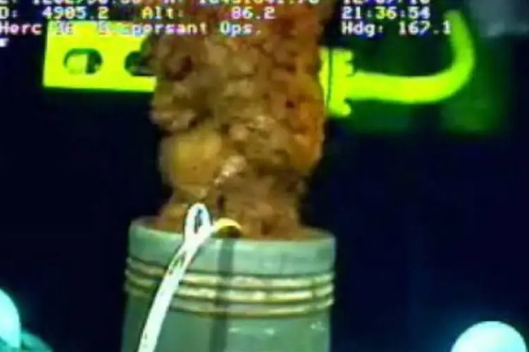 Óleo vaza de um duto da BP, após a instalação do funil (AFP/Handout)