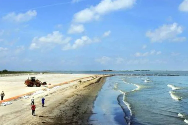 Praia de Grand Isle, Louisiana, contaminada com o óleo proveniente do derramamento na plataforma da British Petroleum (.)