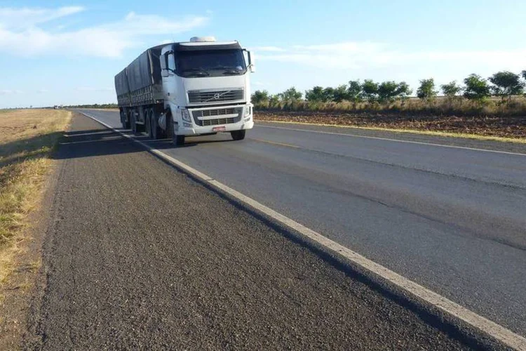 
	Trecho da Rodovia BR-020, na Bahia: para 2015, o governo espera leiloar cinco rodovias, que representar&atilde;o 2.063 quil&ocirc;meros e investimentos que devem somar R$ 66,1 bilh&otilde;es
 (Divulgação/ CNT)