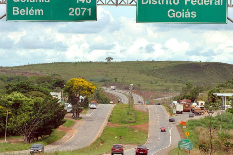 Manifestantes bloqueiam rodovia que liga Brasília a Goiânia