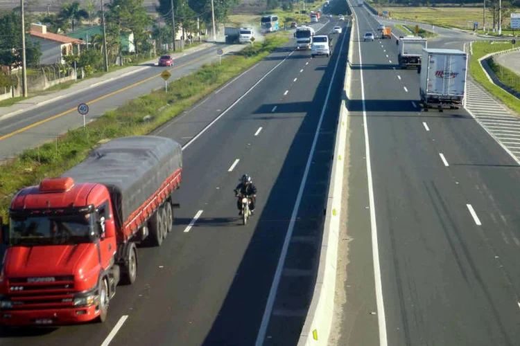 BR-101 na sua passagem por Santa Catarina, um dos trechos incluídos no pacote (Agência CNT)