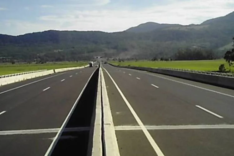 
	Rodovia federal BR-116, no Rio Grande do Sul: tr&aacute;fego foi interrompido por cinco horas ap&oacute;s o acidente
 (Divulgação/DNIT)