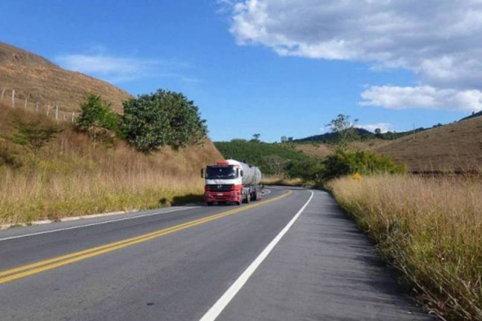 Ônibus tomba e cai em rio na BR 116, em Minas Gerais