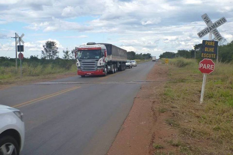 Caminhoneiros bloqueiam rota de escoamento de soja em MT