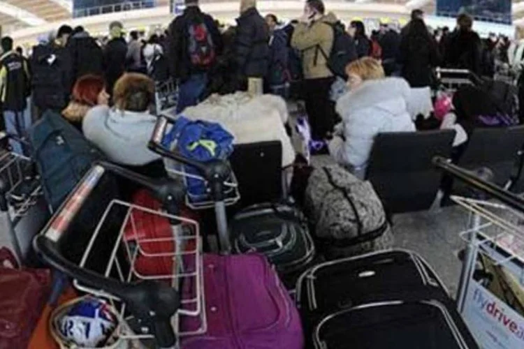 Uma das duas pistas do Aeroporto de Heathrow - o mais movimentado do mundo em voos internacionais - permaneceu fechada por quarto dias devido à neve, e muitos aviões ficaram congelados em seus bolsões de estacionamentos. (REUTERS/Toby Melville)