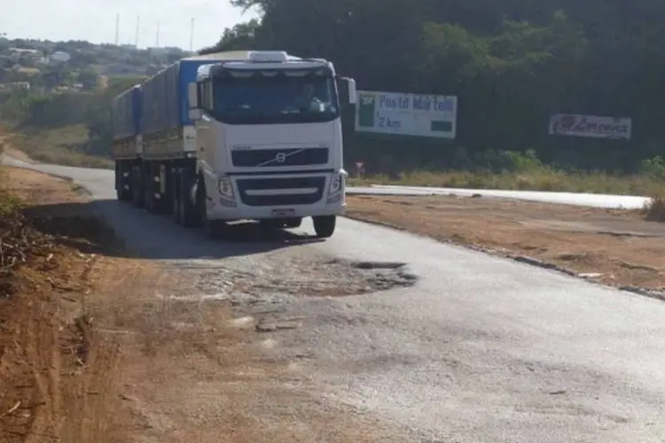 
	BR 163: em Dourados, Mato Grosso do Sul, no km 256,0 da BR 163, a rodovia foi interditada por caminhoneiros &agrave;s 8h
 (Arquivo/CNT)