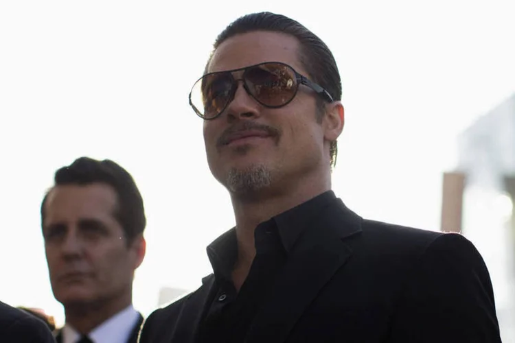 Brad Pitt na premiere de Malévola: repórter Vitalii Sediuk se debruçou em uma cerca de segurança e o acertou (Mario Anzuoni/Reuters)