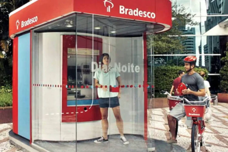 
	Trecho do v&iacute;deo do Bradesco que foi ao ar no dia do seu anivers&aacute;rio: comercial mostra imagens hist&oacute;ricas da trajet&oacute;ria do banco ao longo dos seus 70 anos
 (Reprodução)
