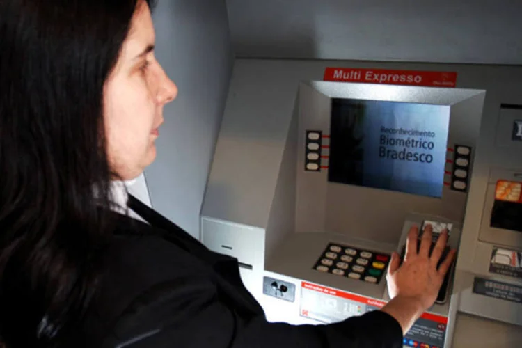 
	Consumidora usando um caixa eletr&ocirc;nico de uma ag&ecirc;ncia do banco Bradesco
 (INFO)