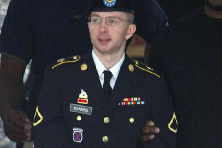 
	O soldado americano Bradley Manning: ele foi absolvido da acusa&ccedil;&atilde;o de&nbsp;&quot;ajuda ao inimigo&quot;, pela qual o Governo dos EUA tinham pedido pris&atilde;o perp&eacute;tua sem possibilidade de redu&ccedil;&atilde;o de pena.
 (REUTERS/Jose Luis Magana/Files)