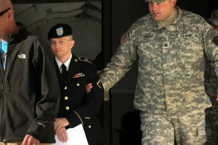 O soldado Bradley Manning (C) é levado pelo braço: o soldado, que escolheu ser julgado por apenas um juiz militar, em vez de por um júri, pode ser condenado à prisão perpétua (©AFP/Getty Images / Alex Wong)