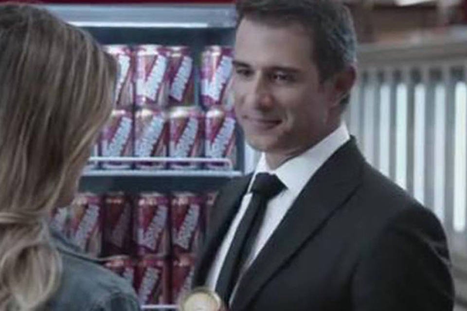 Novo comercial da Brahma: filme “Agentes” conta com os craques Júlio Batista e Réver, no melhor estilo “Homens de Preto”, com a missão de recrutar novos sócios (Reprodução)