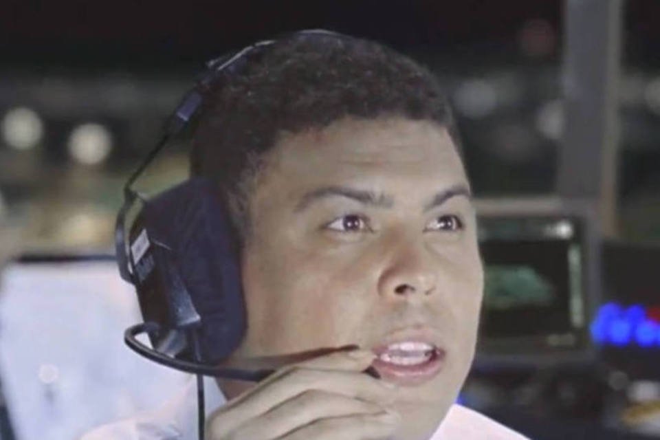 Ronaldo como controlador de vôo no comercial da Brahma (Reprodução)