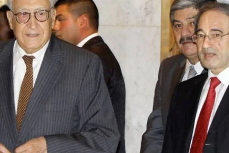 
	Lakhdar Brahimi (E), o enviado das Na&ccedil;&otilde;es Unidas para a S&iacute;ria: &quot;Tantos crimes foram cometidos, que (este regime) n&atilde;o deve sobreviver&quot;, avaliou
 (Louai Beshara/AFP)