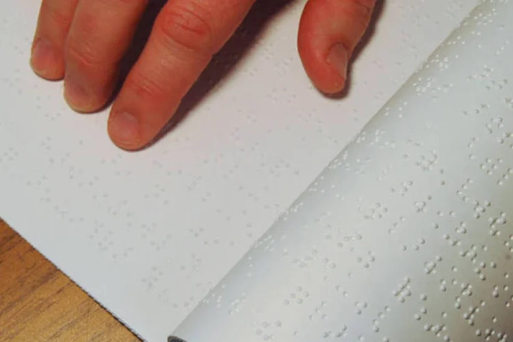 
	M&atilde;o e papel em braile: segundo a relatora do projeto, a regulamenta&ccedil;&atilde;o dos revisores e transcritores desse tido de leitura vai estimular a profissionaliza&ccedil;&atilde;o
 (Julia Freeman-Woolpert/StockXchng/Reprodução)