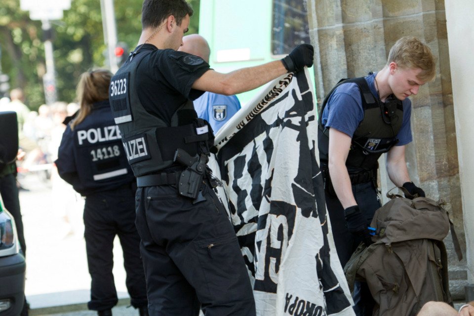 Grupo de ultradireita faz ato contra imigração na Alemanha