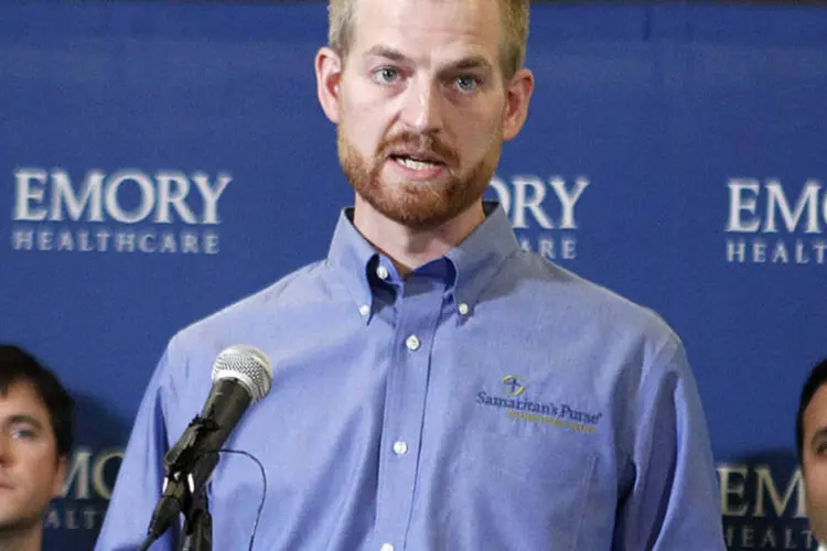 O médico Brantly, que foi infectado pelo ebola, concede entrevista em Atlanta nesta quinta-feira (Tami Chappell/Reuters)