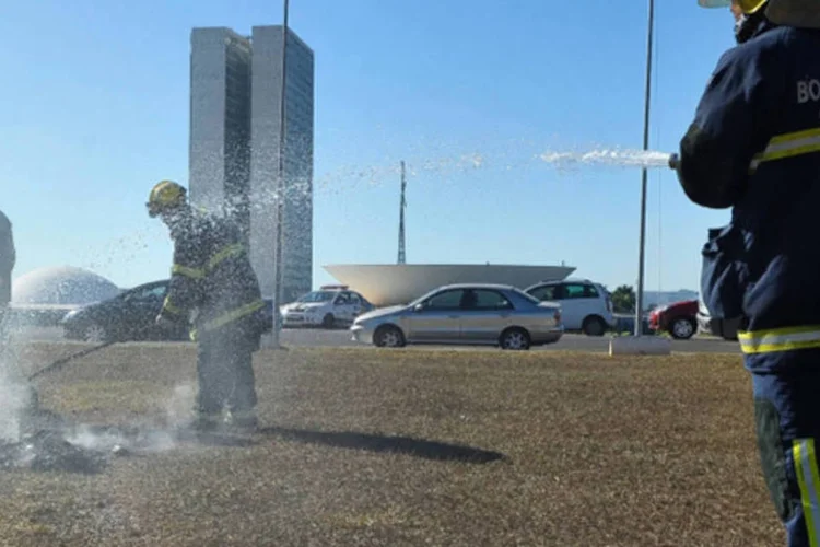 As manifestações de ontem (20)deixaram marcas em várias partes do país: além dos danos causados ao Palácio do Itamaraty, houve pichação em muros de ministérios e em uma porta da Catedral Metropolitana, que também teve um vitral rachado. (Antonio Cruz/ABr)