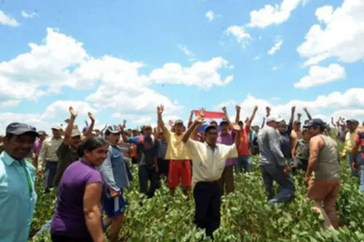 Camponeses paraguaios: tensão com os fazendeiros brasileiros no país (Norberto Duarte/AFP)