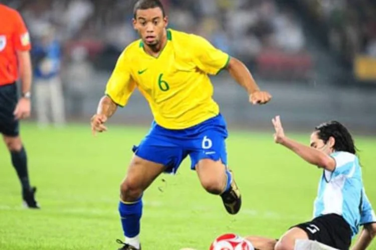 Faíscas entre Brasil e Argentina muitas vezes extrapolam o mundo do futebol e complicam as relações econômicas e políticas (.)