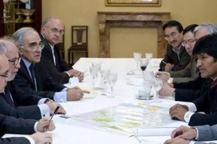 O pacote foi apresentado a Morales pelo Assessor para Assuntos Internacionais da Presidência e por executivos (.)