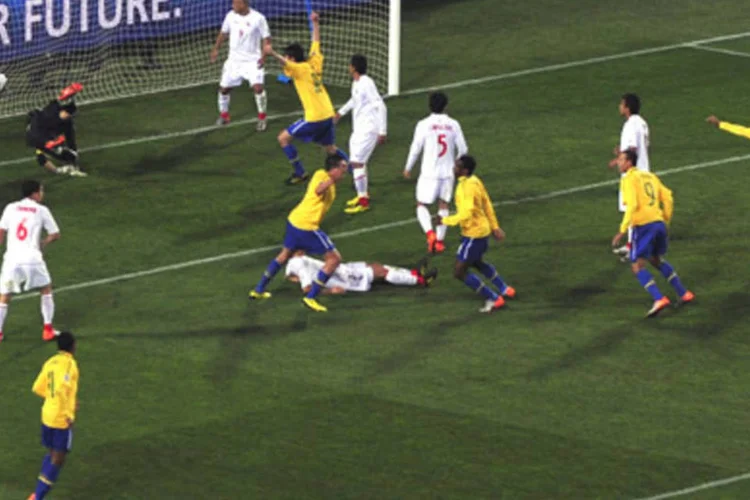 Brasileiros comemoram gol de Juan na vitória de 3 a 0 sobre o Chile: durante os jogos do Brasil, comércio fecha mais cedo, gerando queda nos ganhos (.)