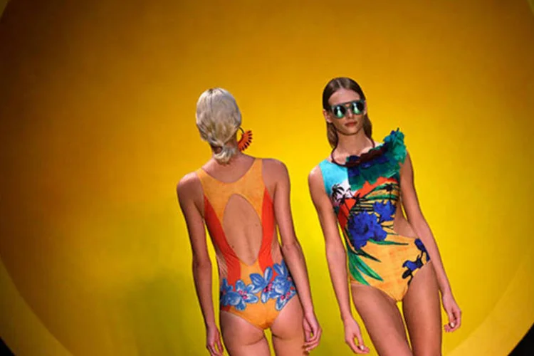 Modelos apresentam a coleção Salinas Summer 2015 durante o Fashion Rio: as estampas florais, muito vistas nas passarelas, também foram citadas
 (REUTERS/Ricardo Moraes)
