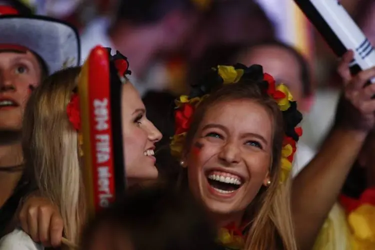 
	Torcedoras alem&atilde;s assistem &agrave; goleada contra o Brasil em uma arena de Berlim
 (Thomas Peter/Reuters)