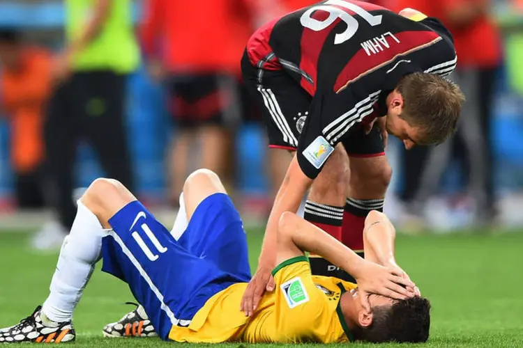 
	Philipp Lahm consola Oscar ap&oacute;s a goleada da Alemanha, pela semifinal da Copa do Mundo
 (Laurence Griffiths/Getty Images)