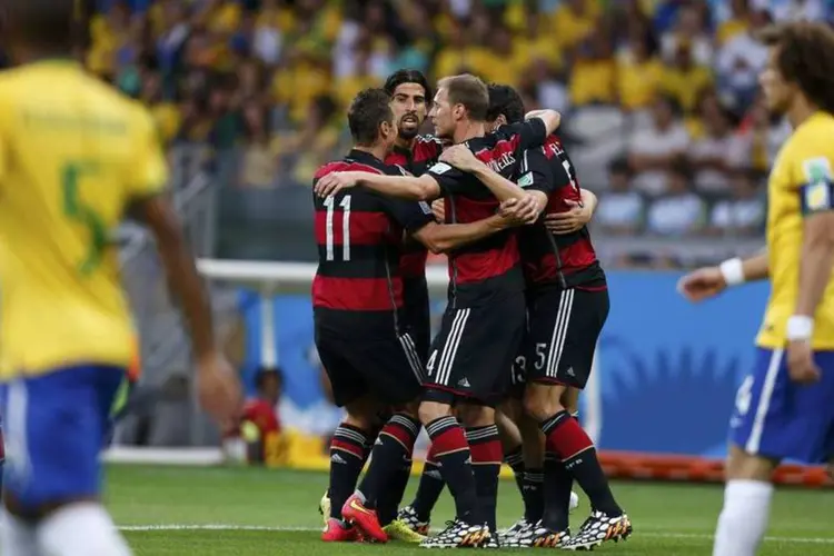 
	Jogadores da Alemanha comemoram gol contra o Brasil, no Mineir&atilde;o
 (Marcos Brindicci/Reuters)